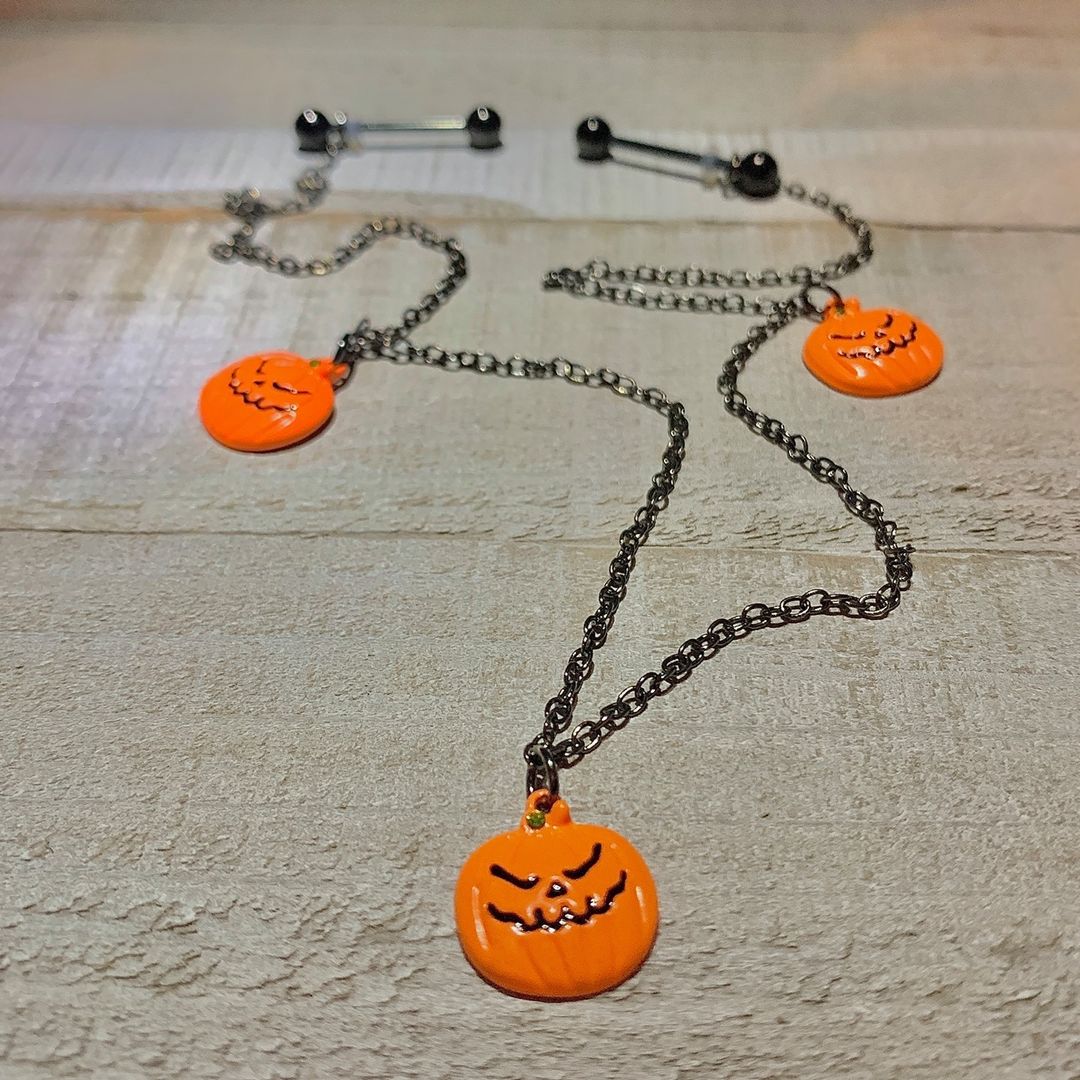 14G 9/16 Black Orange Pumpkin Halloween Dangle Nipple Chain - Image 2