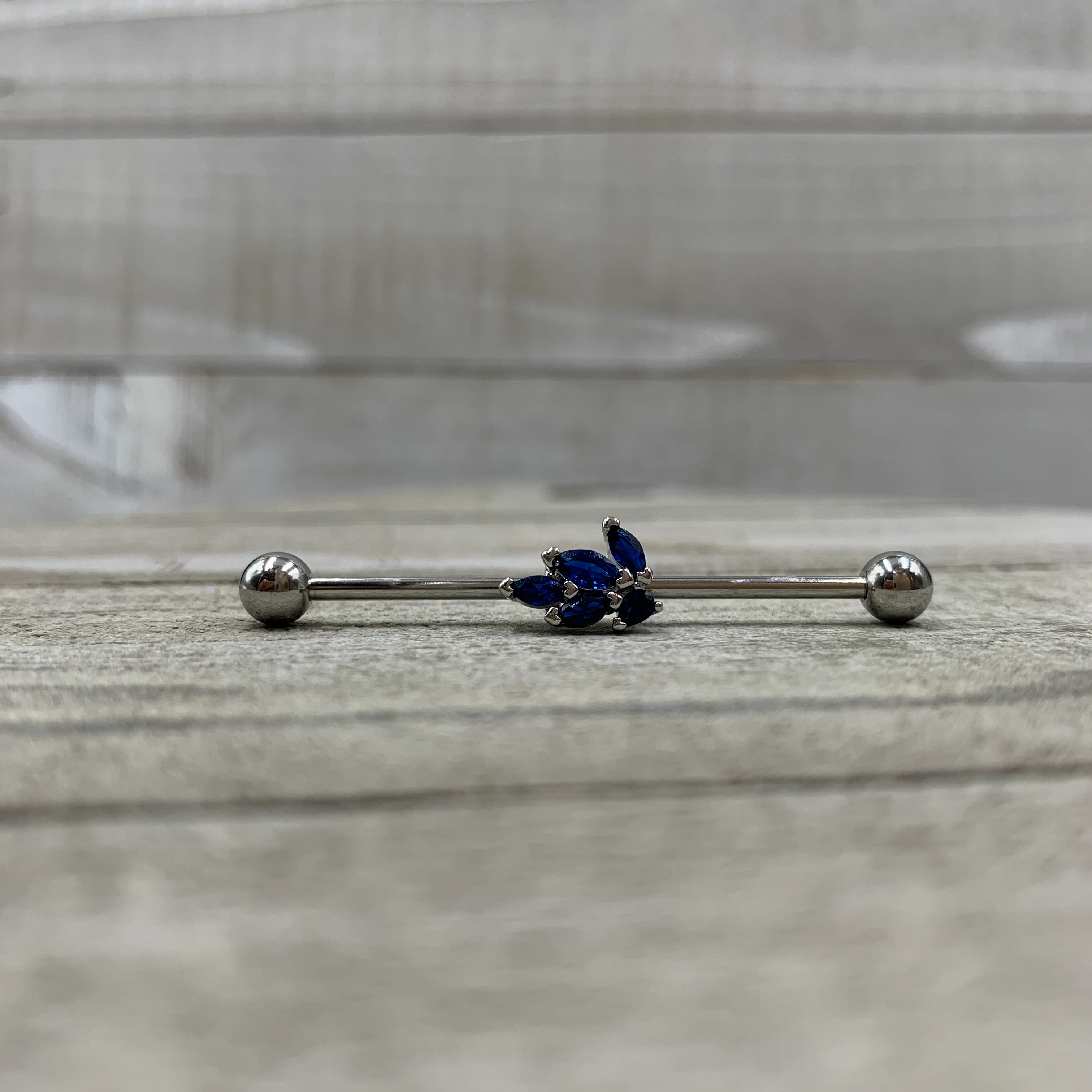 14G Blue Gem Leaf Cluster Industrial Barbell 38mm - Image 3