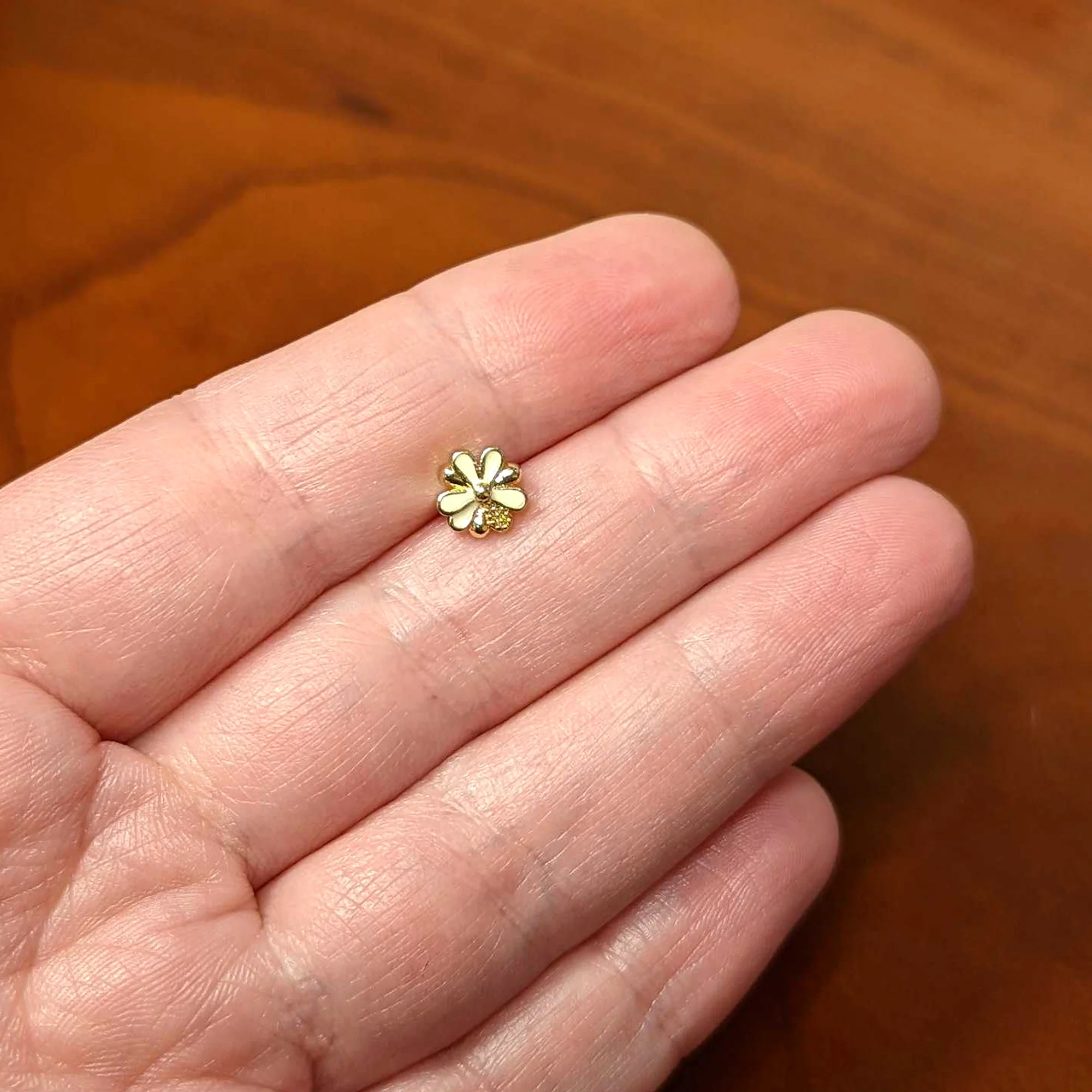 16G 1/4 Gold Tone White Texture Daisy Flower Cartilage Tragus - Image 5