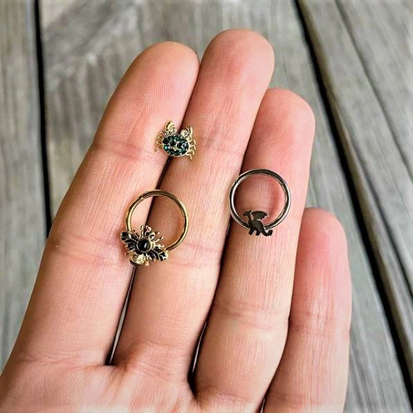 16G 3/8 Clear Gem Gold Tone Insect Bee Hinged Segment Ring - Image 2