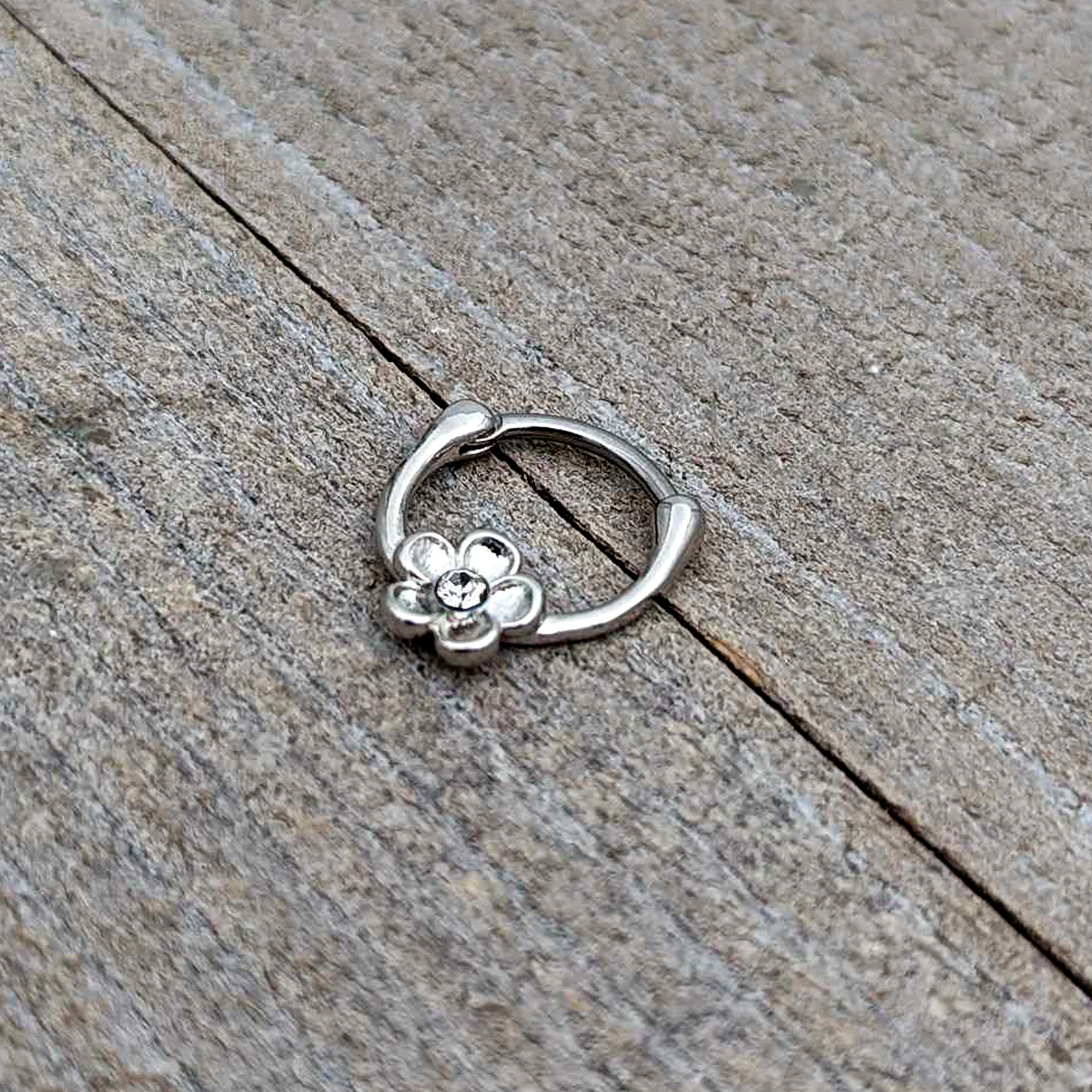 16G 5/16 Clear Gem Sweetheart Flower Cartilage Clicker - Image 6