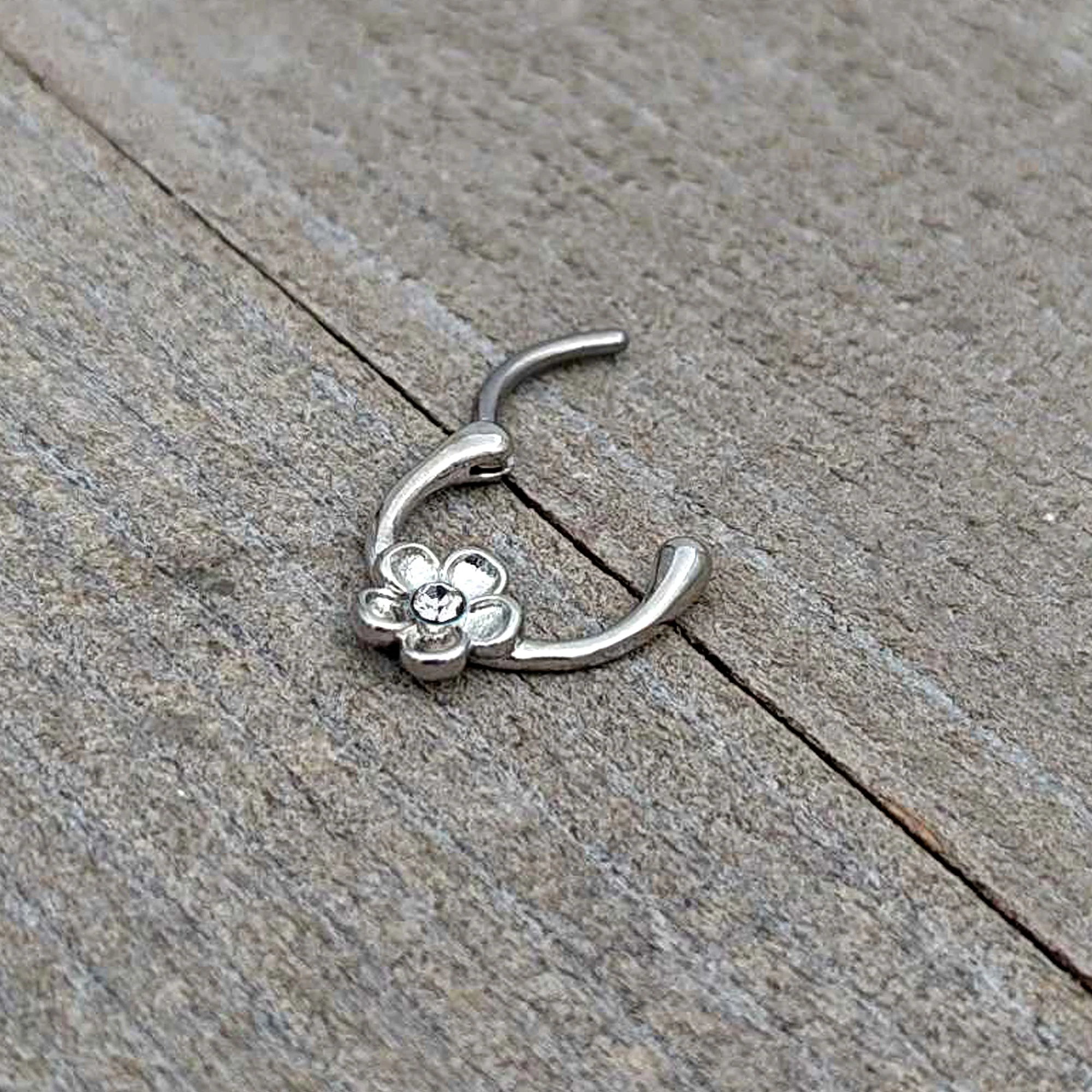 16G 5/16 Clear Gem Sweetheart Flower Cartilage Clicker - Image 7