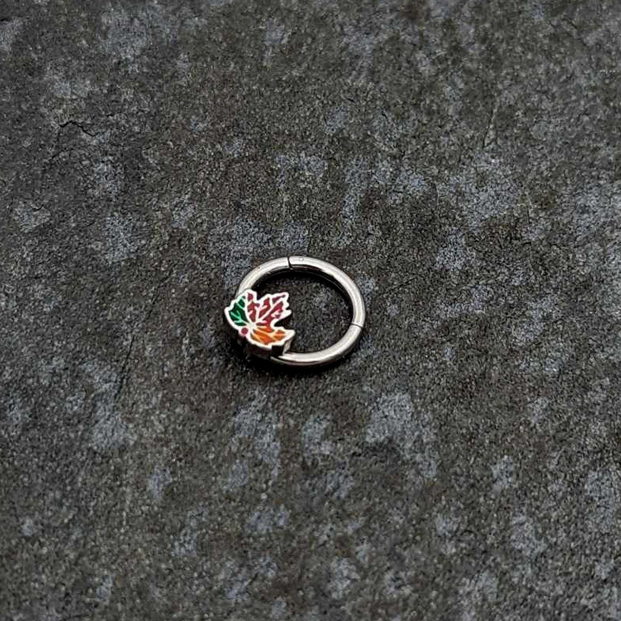 16G 5/16 Tricolor Red Autumn Maple Leaf Hinged Segment Ring - Image 4