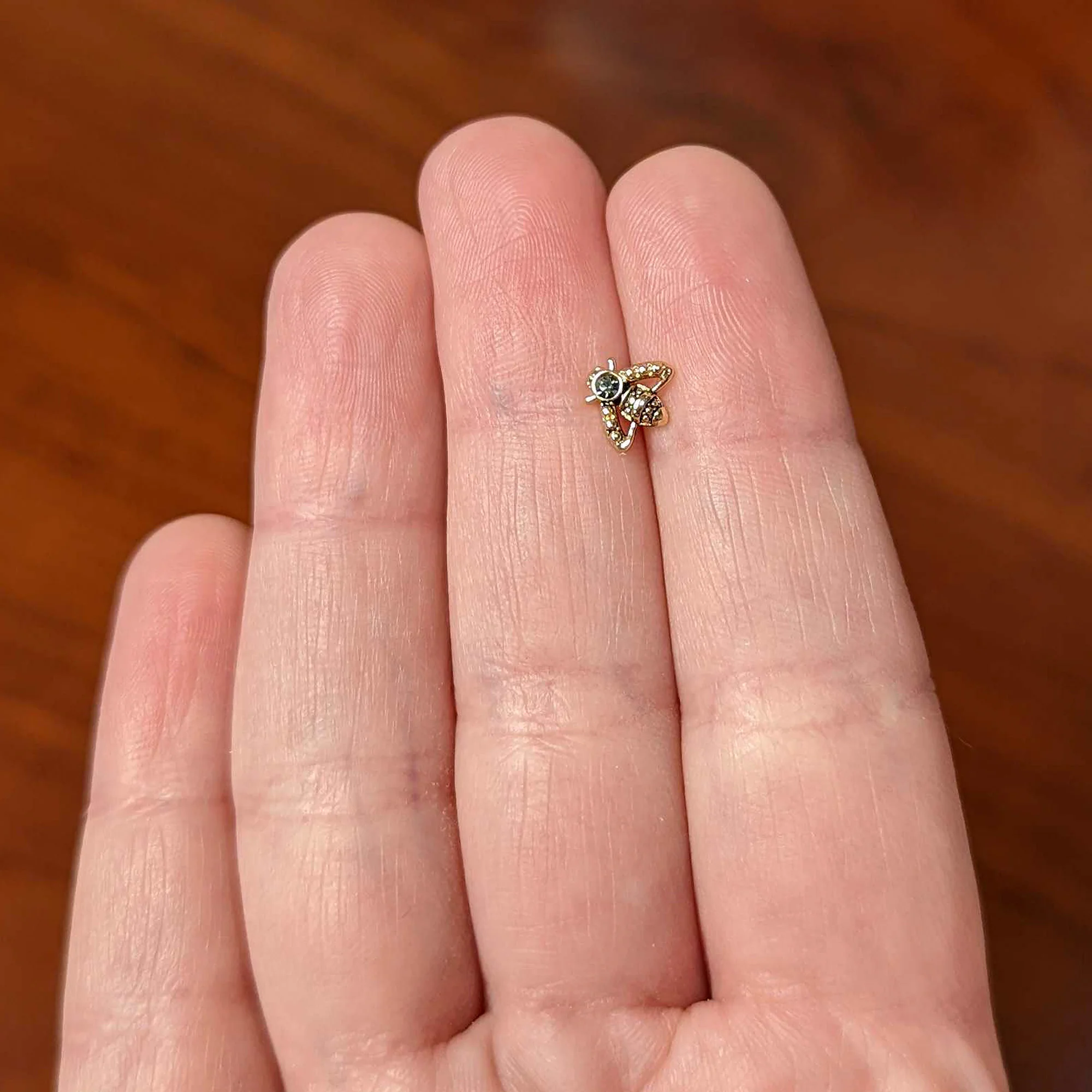 20G 1/4 Black Gem Gold Tone Angular Bee Nose Bone - Image 5