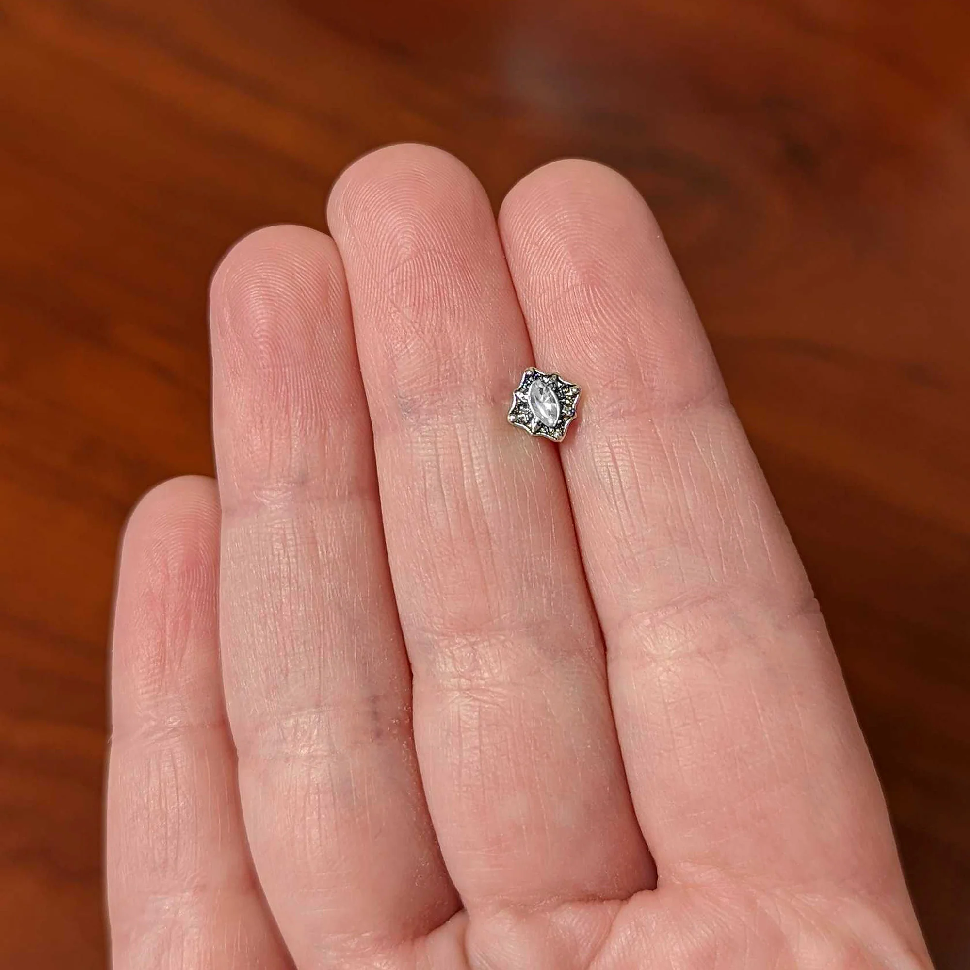 20G 1/4 Clear Gem Rhombus Retro Nose Bone - Image 5