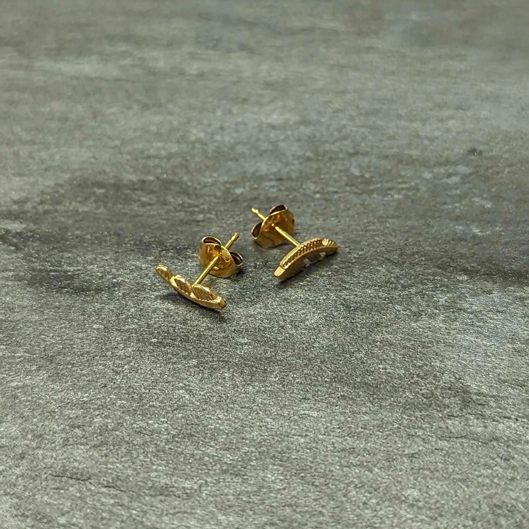 20G Gold Tone ASTM F-136 Implant Grade Titanium Fashion Feather Stud Earrings - Image 6