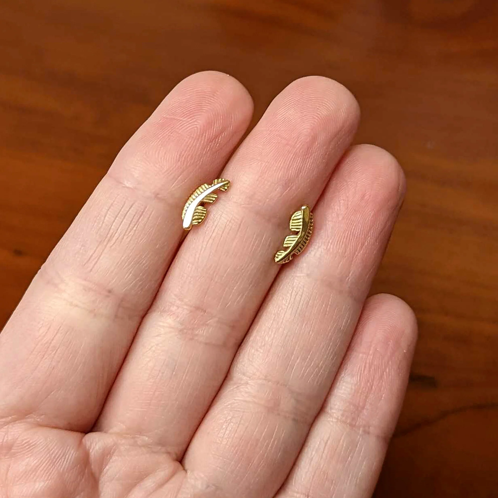20G Gold Tone ASTM F-136 Implant Grade Titanium Fashion Feather Stud Earrings - Image 8