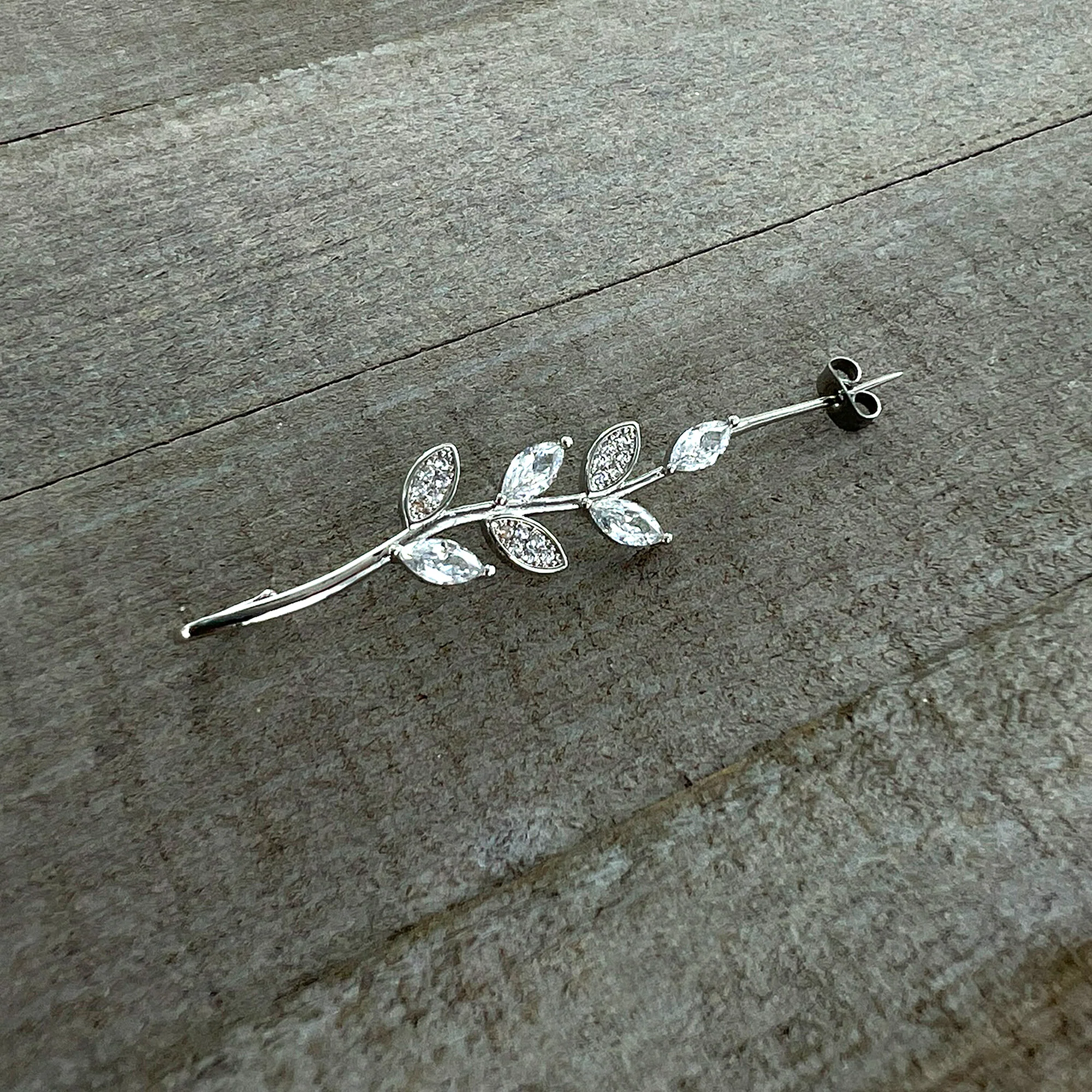 Clear CZ Gem Alternating Style Leafy Vine Ear Cuff Bar Earring - Image 7