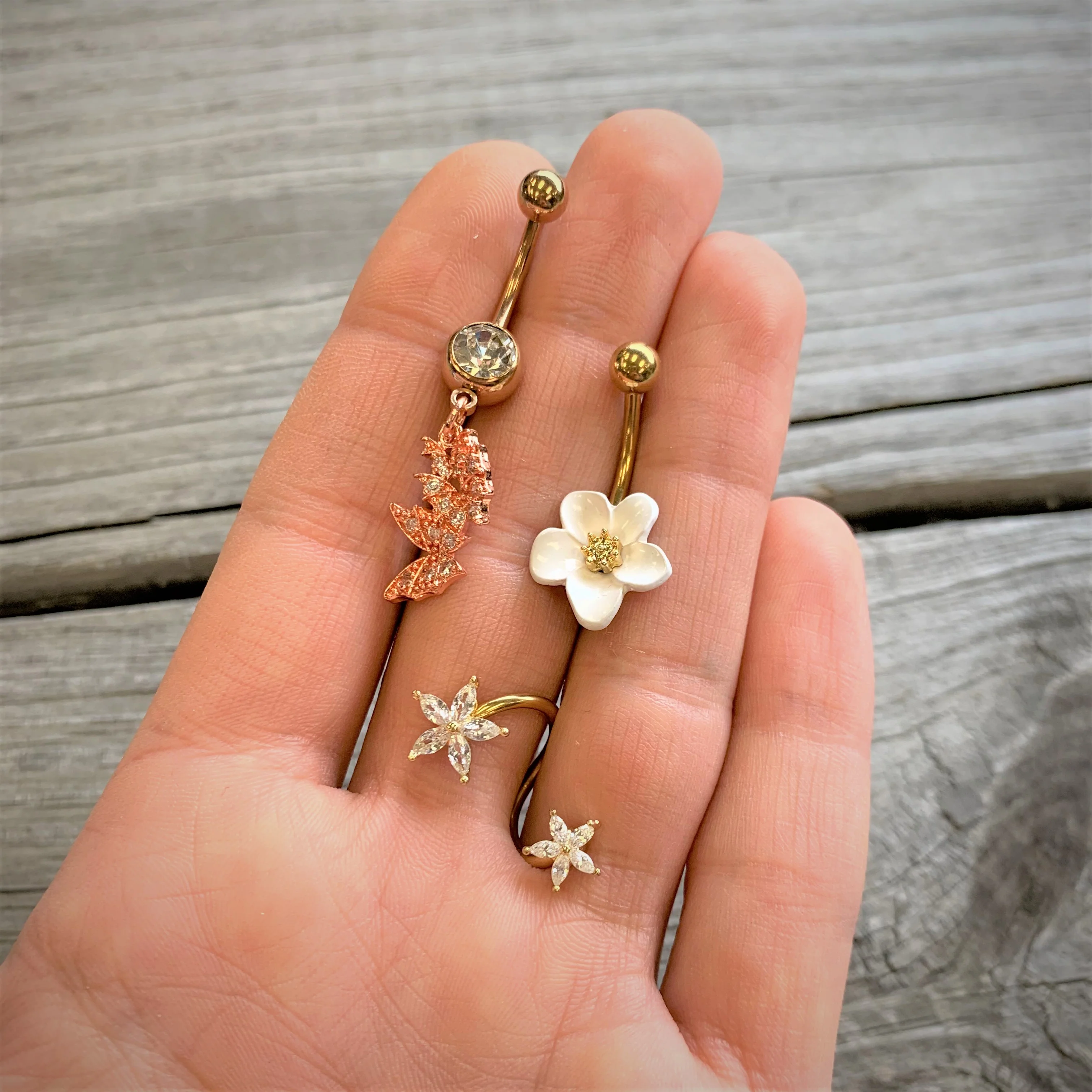 Gold Tone Spring Blossom Pretty White Flower Belly Ring - Image 2